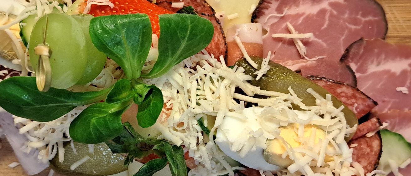 Bild enthält, Food, Food Presentation, Adult, Male, Man, Person, Meal