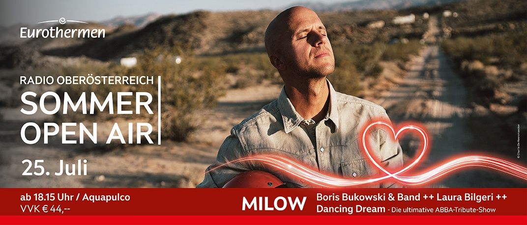 Ein Mann mit einer Gitarre unter einem Wüstenhimmel. 'Milow' und 'Aquapulco' sind auf dem Bild geschrieben. Es ist ein Werbefoto.