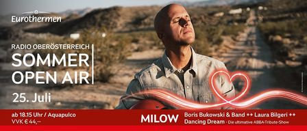 Ein Mann mit einer Gitarre unter einem Wüstenhimmel. 'Milow' und 'Aquapulco' sind auf dem Bild geschrieben. Es ist ein Werbefoto.