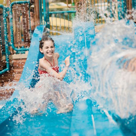 Bild enthält, Person, Sliding, Water, Pool, Swimming Pool, Face, Head