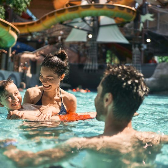 Bild enthält, Person, Swimming Pool, Water, Face, Swimming, Baby, People, Adult, Male, Man