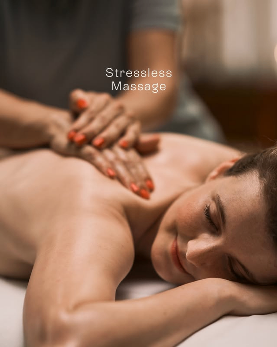Eine Frau mit rotem Nagellack bekommt eine Massage auf ihrem Rücken von einer Person mit verschwommenen Händen, wobei der Text 'Stressless Massage' über ihnen angezeigt wird.