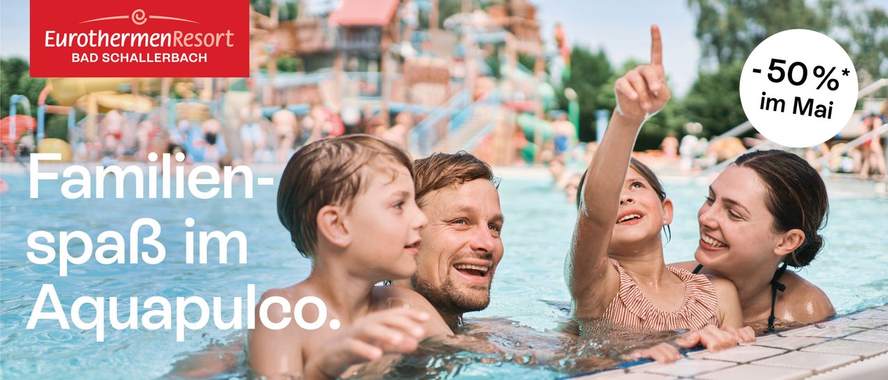 Ein Junge, ein Mädchen und ein Mann sind in einem Pool mit Wasserrutschen im Hintergrund.