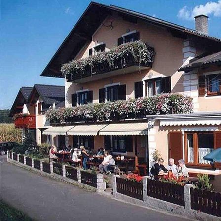 Bild enthält, Building, Hotel, Resort, Housing, Villa, Nature, Outdoors, Person, Neighborhood, Yard