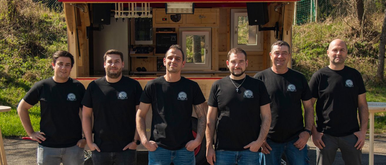 Bild enthält, People, Person, Pants, T-Shirt, Jeans, Adult, Male, Man, Shoe, Groupshot