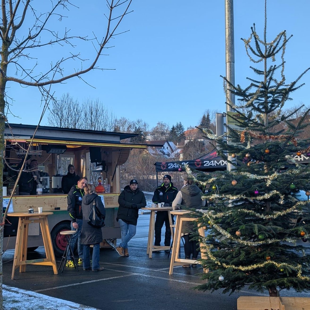 Bild enthält, Tree, Person, Coat, Hat, Vehicle, Truck, Handbag, Food Truck, Shoe, Cup
