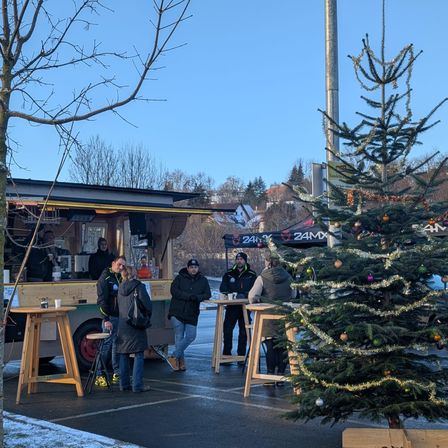 Bild enthält, Tree, Person, Coat, Hat, Vehicle, Truck, Handbag, Food Truck, Shoe, Cup