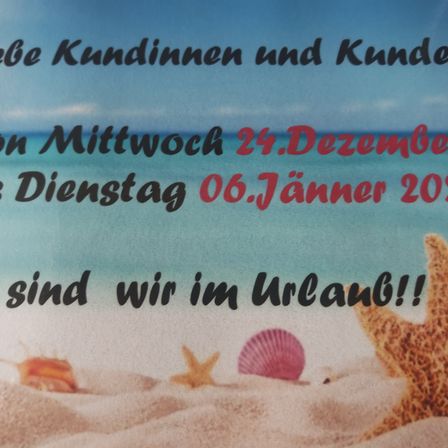 Ein Poster bewirbt einen Urlaub am Mittwoch, den 24. Dezember, und Dienstag, den 6. Januar 2020. Es zeigt eine Strandszene mit einer Muschel und einem Seestern im Sand.