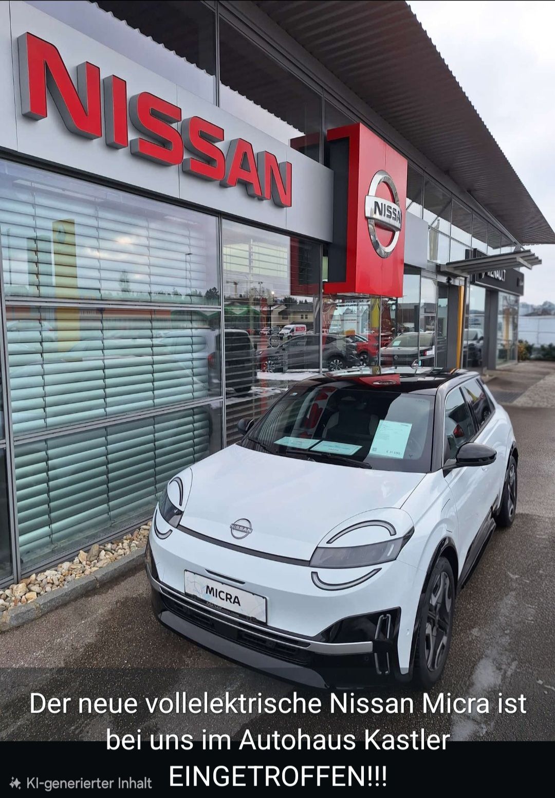Ein weißer Nissan Micra Elektroauto steht vor einem Nissan-Händler, wobei das Gebäude verschiedene Fahrzeuge und Schilder im Hintergrund reflektiert.