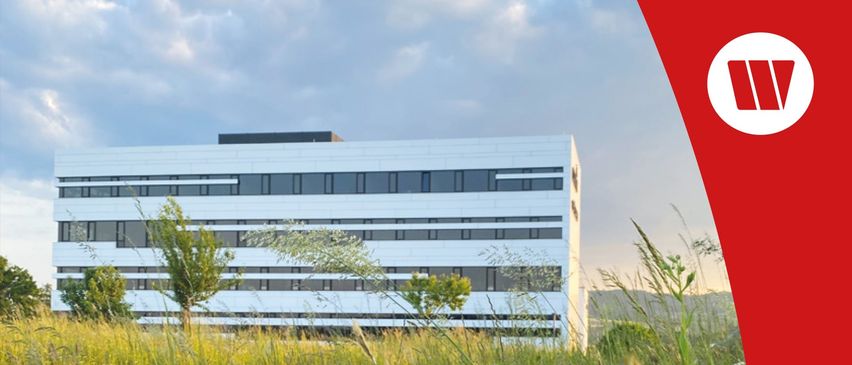 Bild enthält, Building, Office Building, Field, Grassland, Nature, Outdoors, Grass, Meadow, City, Flower