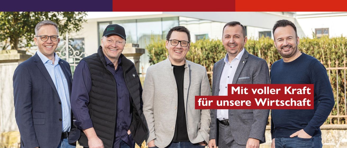 Bild enthält, Blazer, Coat, Jacket, People, Person, Baseball Cap, Adult, Male, Man, Suit