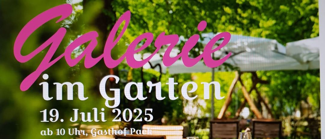 Ein Tisch ist in einem Garten mit Weingläsern, Tellern und Besteck gedeckt. Eine Werbung steht 'Galerie im Garten' mit Datum und Uhrzeit.