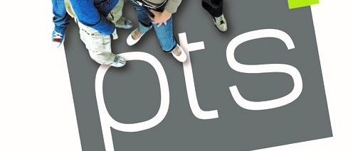 Fünf Personen stehen eng zusammen, lächeln für ein Foto, über dem Wort 'pts'. Sie scheinen Schüler zu sein.