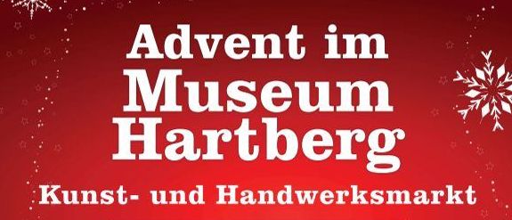 Eine Anzeige für Advent im Museum Hartberg zeigt das Gebäude, geöffnet vom 28. November bis 21. Dezember 2025, mit Öffnungszeiten. Schneeflocken und festliche Dekorationen schmücken das Bild.