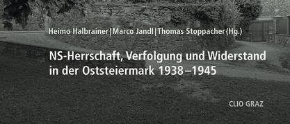 Ein Schwarz-Weiß-Bild einer alten Burg mit einem Turm und einem kleinen Fenster. Die Burg ist von Bäumen und Büschen umgeben.