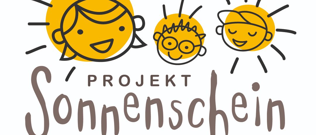 Eine Illustration von drei lächelnden Kindergesichtern, jedes mit einem Sonnenstrahl dahinter, unter den Worten 'Projekt Sonnenschein'.