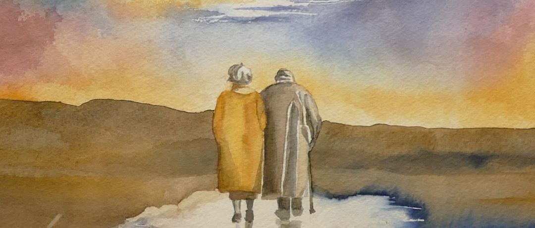 Eine Aquarellmalerei zeigt zwei ältere Personen, die auf einer reflektierenden Oberfläche unter einem Vollmond gehen. Der Himmel ist eine Mischung aus blauen, rosa und gelben Farbtönen.