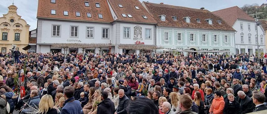 Bild enthält, People, Person, Crowd, Adult, Female, Woman, Male, Man, Concert, Audience