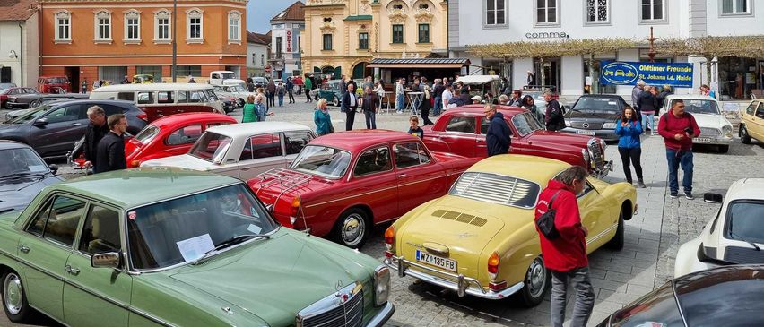Bild enthält, Urban, Car, Vehicle, Person, Neighborhood, City, Wheel, Shoe, Handbag