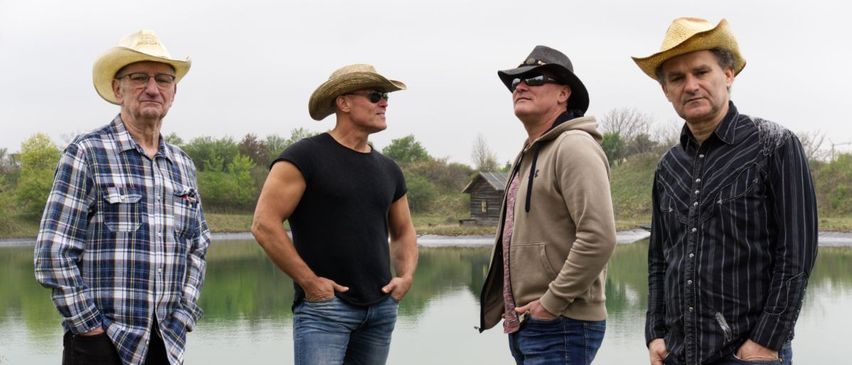 Bild enthält, Hat, Pants, Jeans, Shirt, Sun Hat, Adult, Male, Man, Person, Jacket