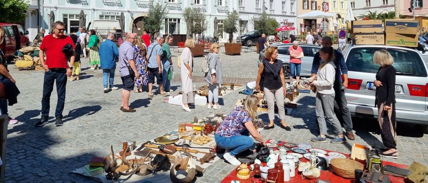 Bild enthält, Neighborhood, Urban, City, Person, Adult, Female, Woman, Street, Car, Jeans