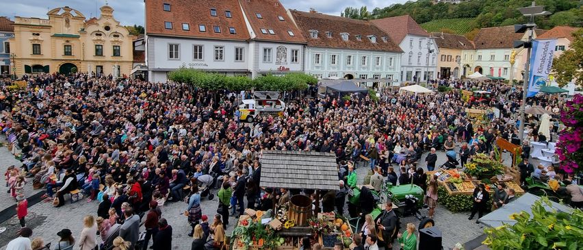 Bild enthält, People, Person, Urban, Concert, Crowd, City, Architecture, Building, Market