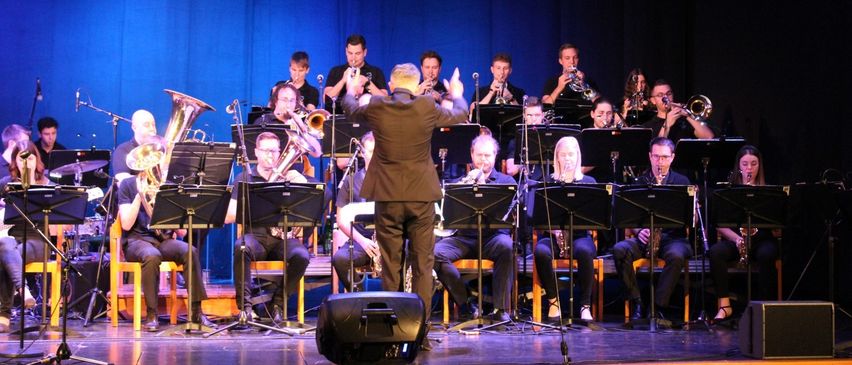 Bild enthält, Group Performance, Person, Stage, Concert, Music Band, Musician, Performer, Adult, Male, Man