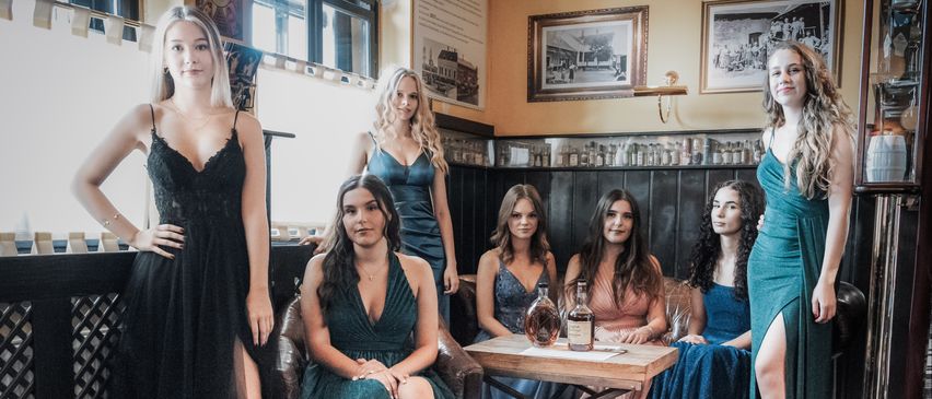 Bild enthält, Dress, Evening Dress, Formal Wear, Groupshot, Person, Adult, Female, Woman, Face, Necklace