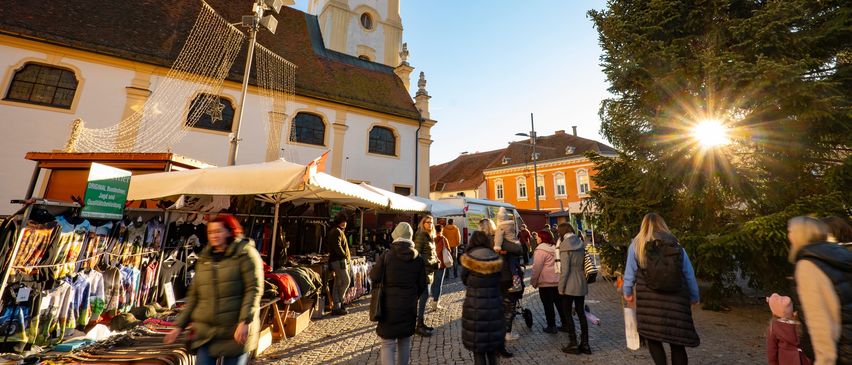 Bild enthält, Person, Adult, Male, Man, Building, Clock Tower, City, Urban, Market, Coat