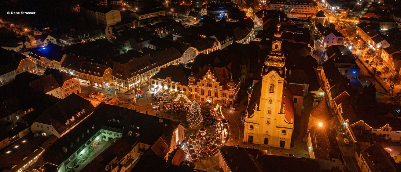 Bild enthält, City, Urban, Metropolis, Cityscape, Outdoors, Night, Neighborhood, Downtown, Aerial View, Road
