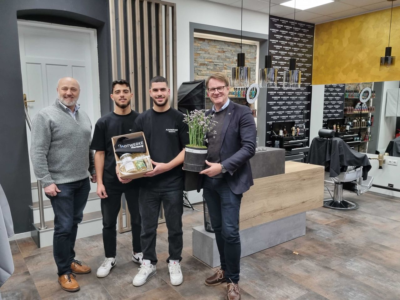 Bild enthält, Groupshot, Person, Adult, Male, Man, Indoors, Pants, Glasses, Coat, Perfume