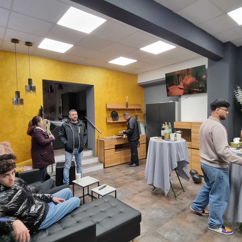Bild enthält, Indoors, Person, Adult, Male, Man, Boy, Teen, Barbershop, Shoe, Beauty Salon