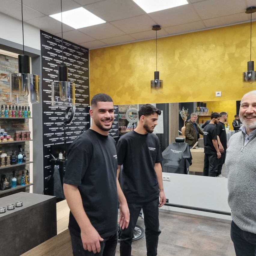 Bild enthält, Indoors, Adult, Male, Man, Person, Barbershop, Cup, Lamp, Hat, Perfume