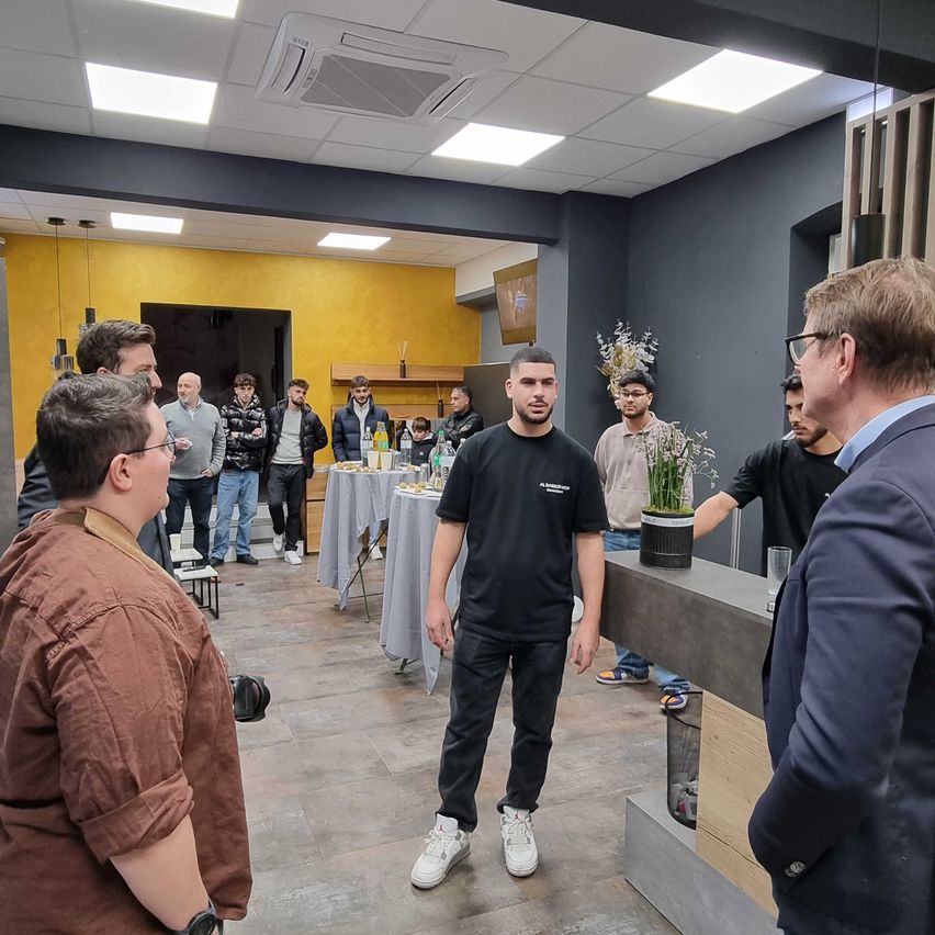 Bild enthält, Indoors, Adult, Male, Man, Person, Shoe, Glasses, Beauty Salon, Boy, Teen