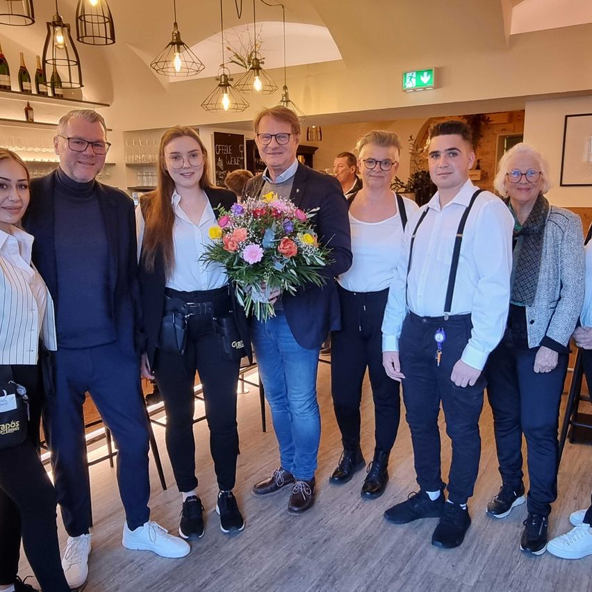 Bild enthält, Groupshot, Person, Flower Arrangement, Flower Bouquet, Adult, Male, Man, Female, Girl, Teen