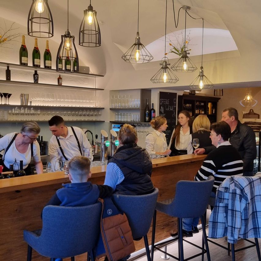 Bild enthält, Adult, Female, Person, Woman, Male, Man, Boy, Child, Glasses, Indoors