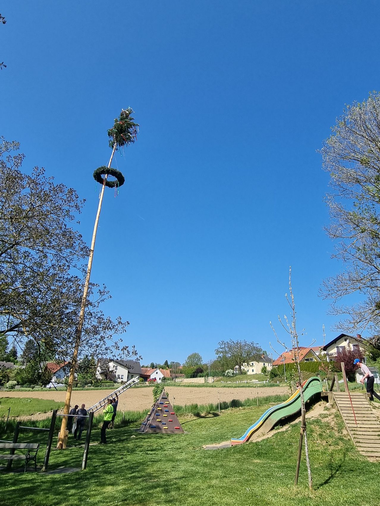Bild enthält, Outdoor Play Area, Outdoors, Play Area, Grass, Nature, Park, Bench, Person