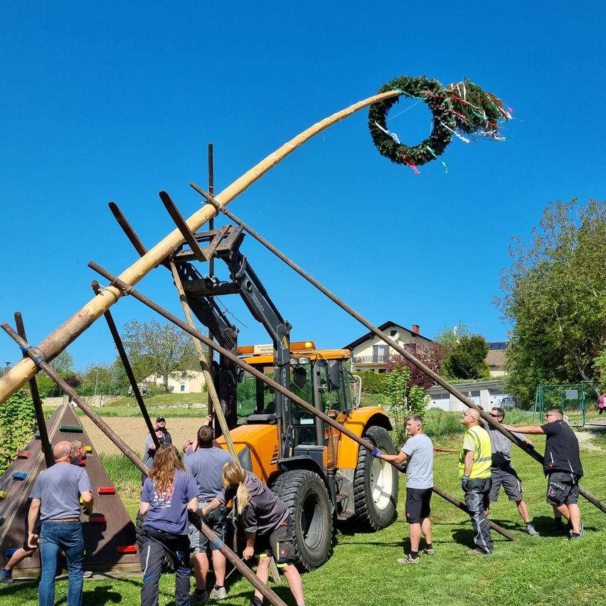 Bild enthält, Grass, Glove, Adult, Male, Man, Person, Female, Woman, Shoe, Outdoors
