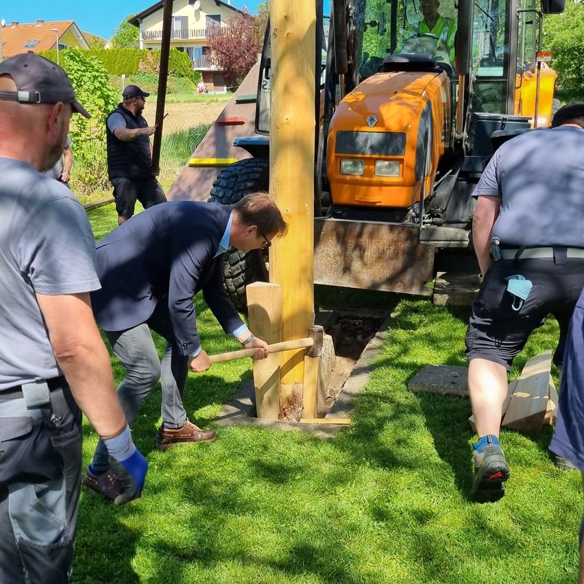 Bild enthält, Person, Worker, Adult, Male, Man, Grass, Hat, Shoe, Hammer, Wheel