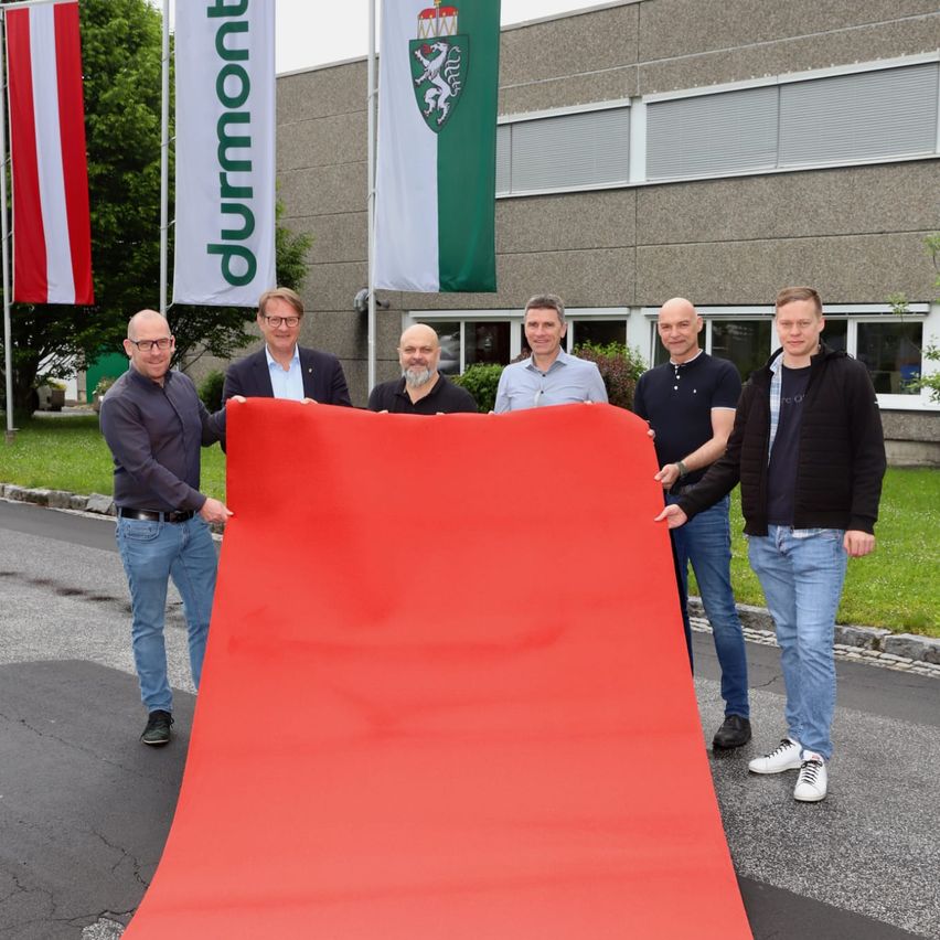 Bild enthält, Adult, Male, Man, Person, Glasses, Fashion, Shoe, Belt, Coat, Flag