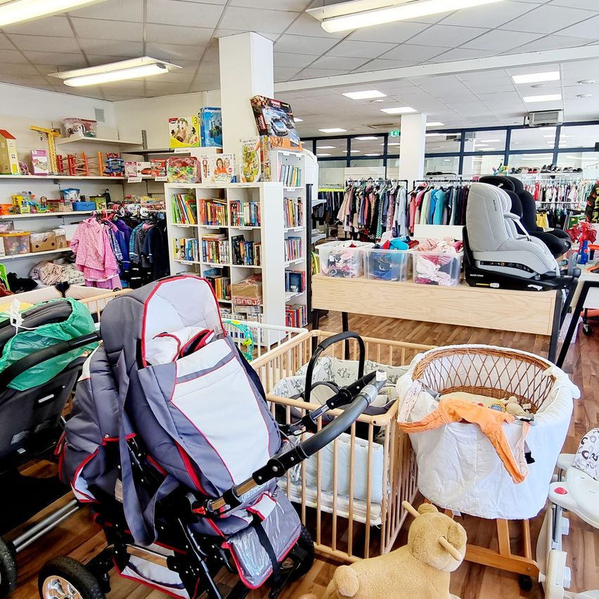 Bild enthält, Indoors, Shop, Market, Person, Chair, Grocery Store, Supermarket, Box, Lamp, Handbag
