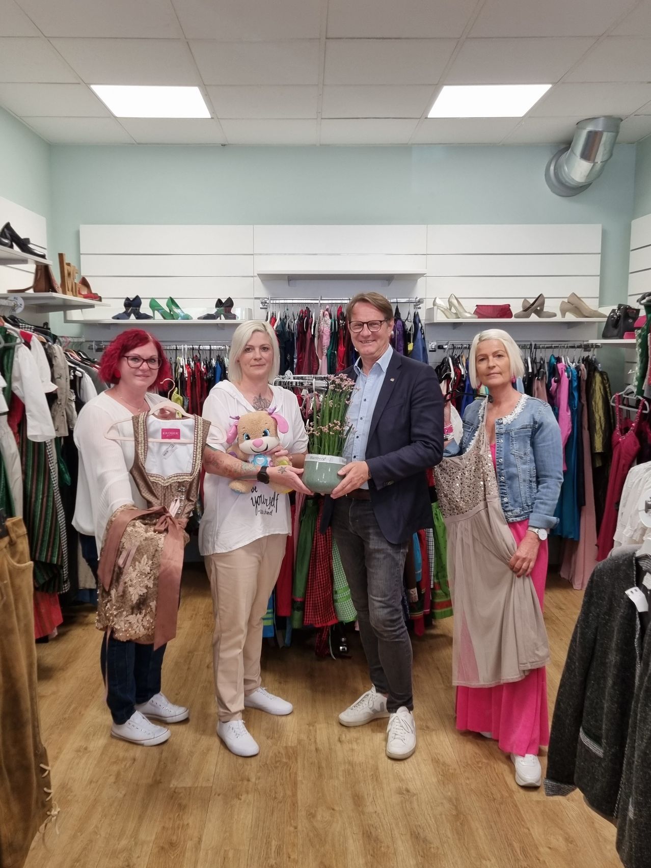 Bild enthält, Adult, Female, Person, Woman, Shoe, Male, Man, People, Glasses, Wristwatch