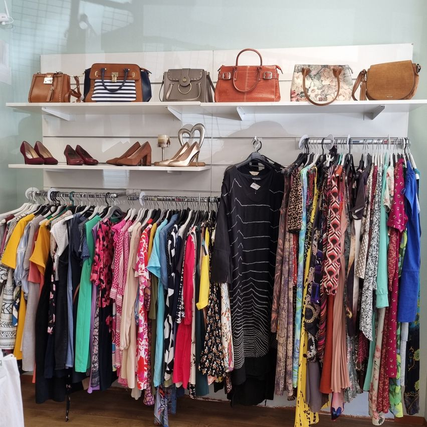 Bild enthält, Accessories, Handbag, Indoors, Furniture, High Heel, Shoe, Walk-In Closet, Boutique, Shop, Closet