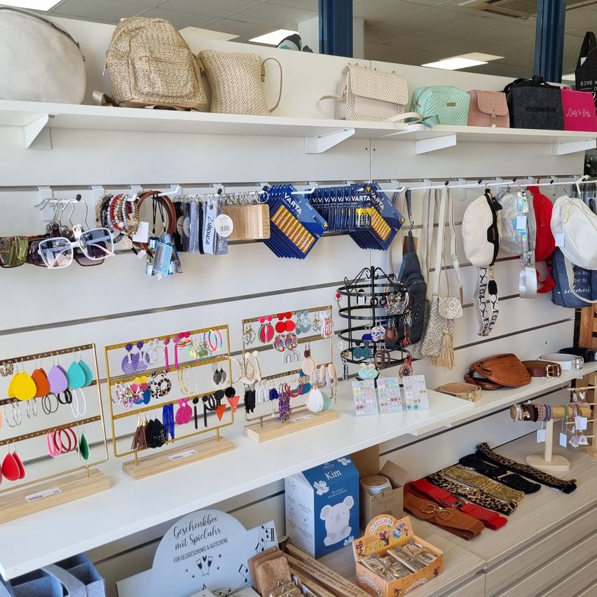 Bild enthält, Accessories, Bag, Handbag, Indoors, Shop, Shelf, Necklace, Market