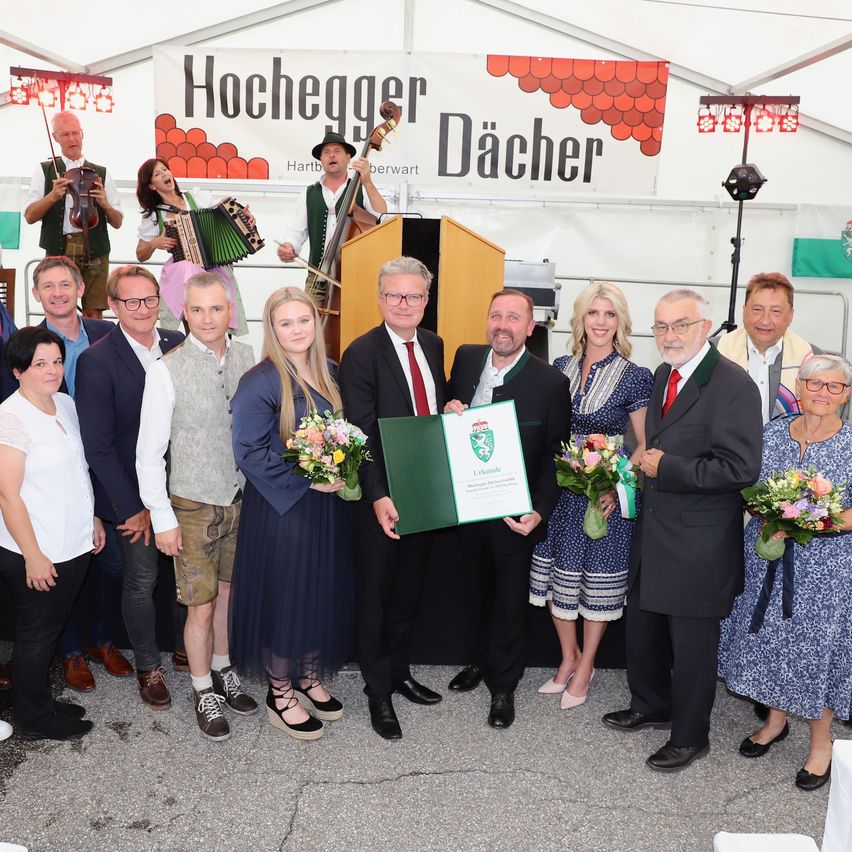 Bild enthält, Flower Arrangement, Flower Bouquet, Groupshot, Person, Shoe, Hat, Adult, Male, Man, Glasses