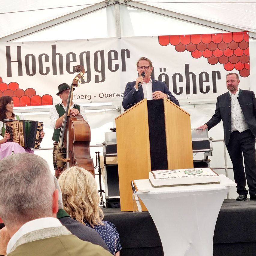 Bild enthält, Crowd, Person, Audience, Adult, Male, Man, Microphone, Female, Woman, Glasses