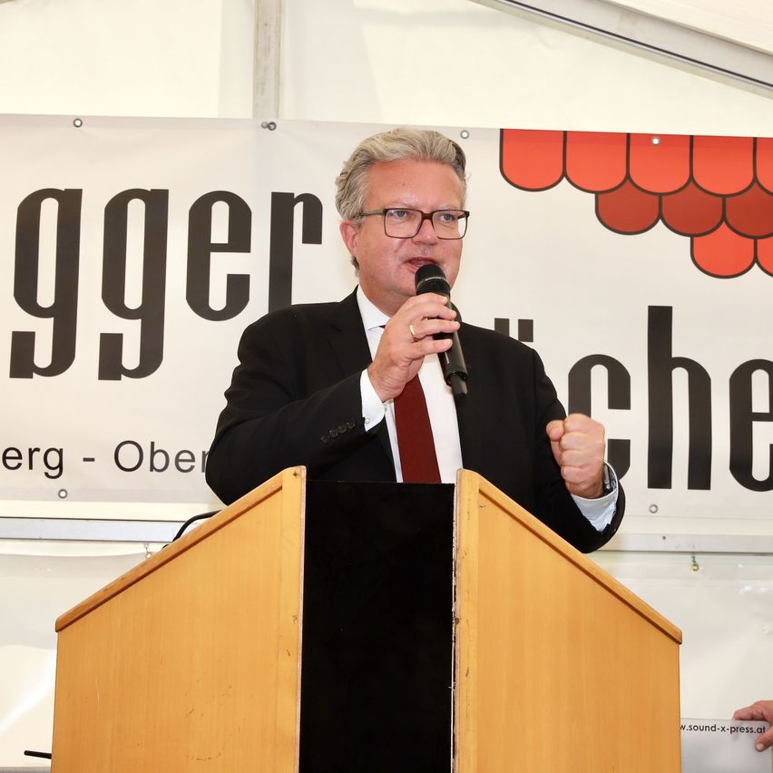 Bild enthält, Microphone, Crowd, Person, Glasses, Adult, Male, Man, Tie, People, Audience