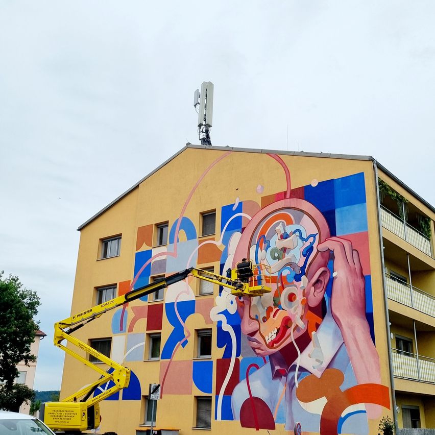 Bild enthält, Art, Painting, Mural, Graffiti, Car, Building, Wall, Person, Wheel, Face