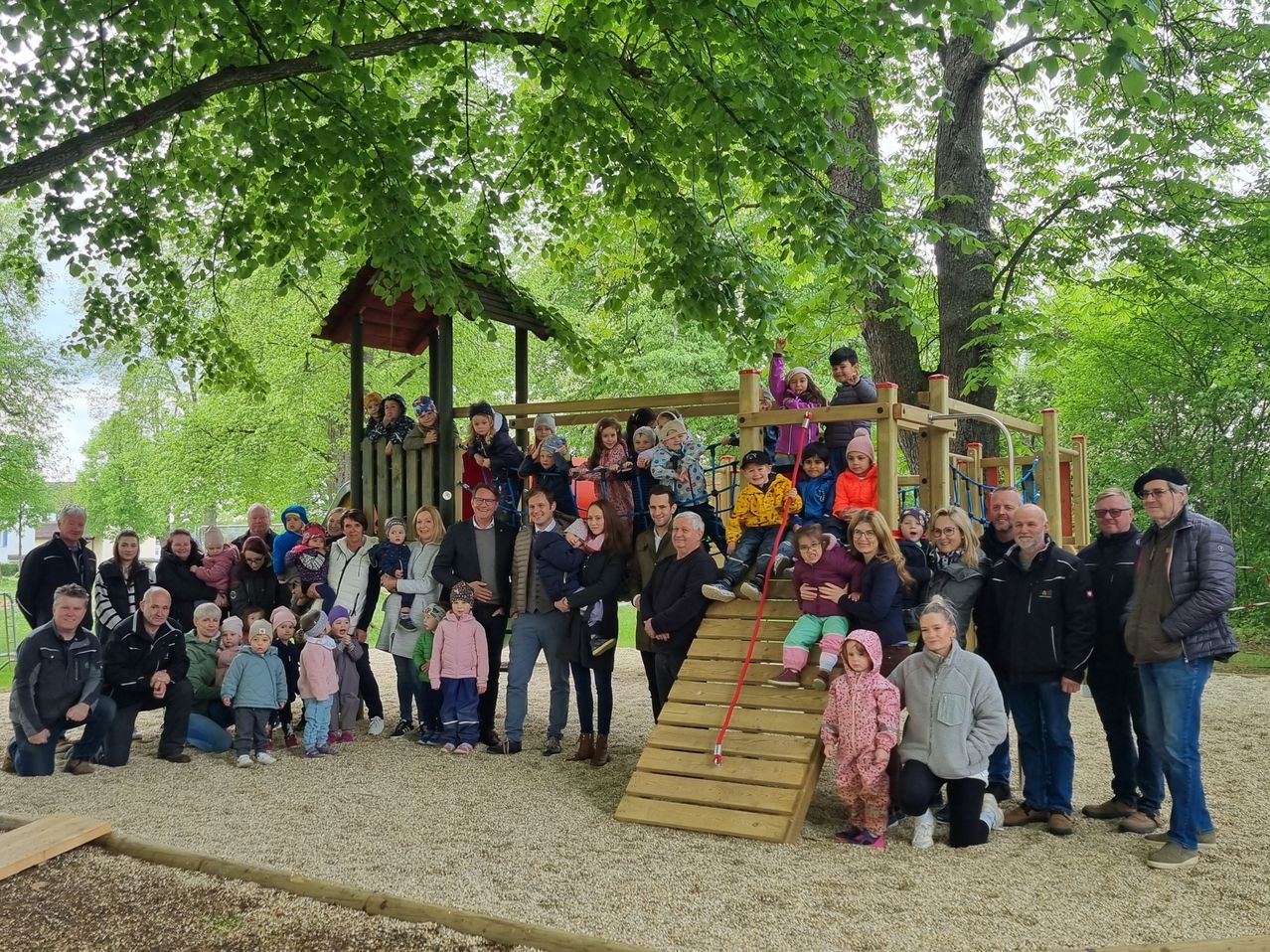 Bild enthält, Grass, Outdoors, Park, Tree, Play Area, Vegetation, Outdoor Play Area, People, Person, Woodland