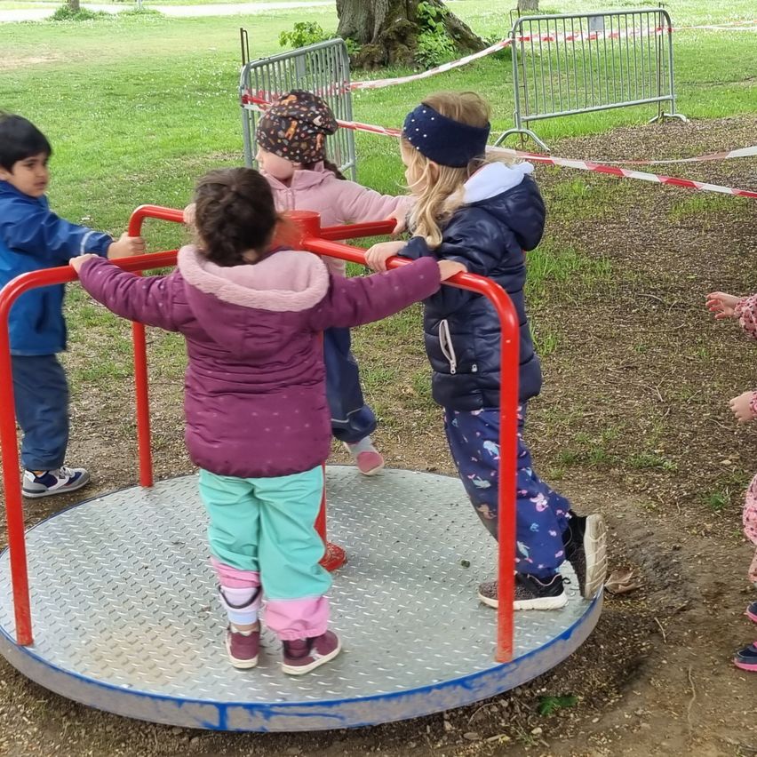 Bild enthält, Play, Child, Female, Girl, Person, Boy, Male, Shoe, Outdoors, Face